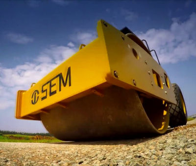 Відеоогляд вібраційного ущільнювача ґрунту з гладким вальцем SEM 512