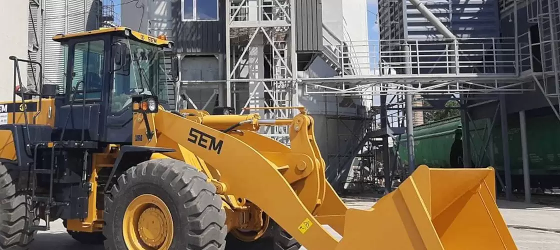 Навантажувач SEM 656D відвантажено на елеватор у Західній Україні!